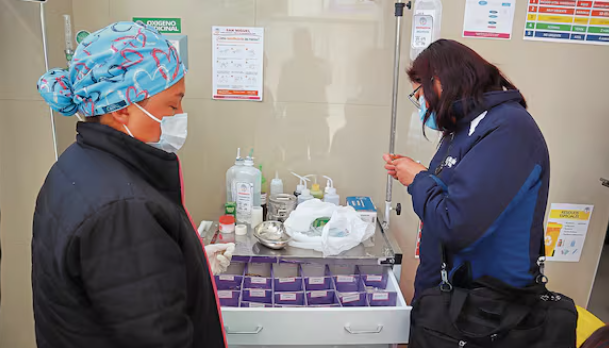 Más de 50 consultorios en la mira por atender con copias de licencias